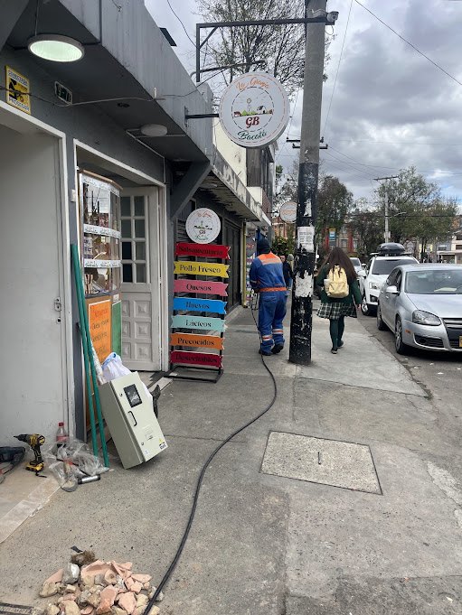 Instalación de acometida eléctrica de poste a contador en Bogotá — AYG Electricistas