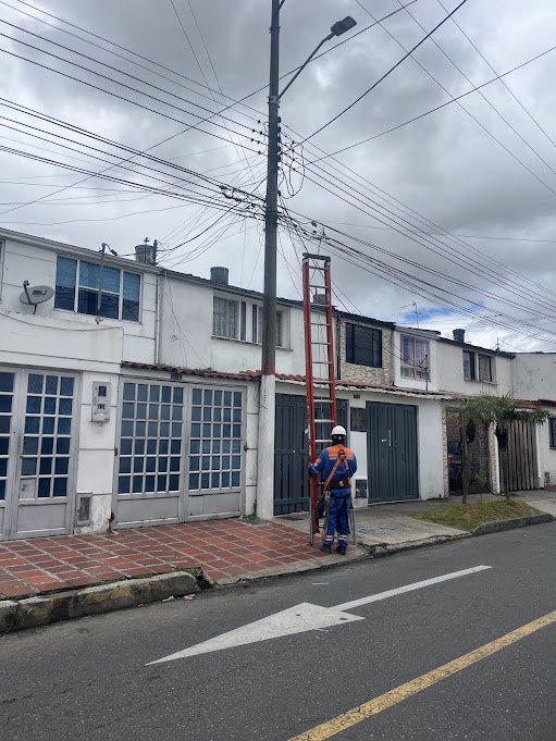 Instalación de acometida eléctrica de poste a contador en Bogotá — AYG Electricistas