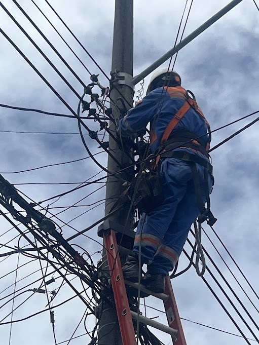 Instalación de acometida eléctrica de poste a contador en Bogotá — AYG Electricistas