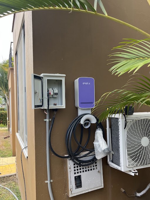 Instalación de cargador Wallbox para vehículo eléctrico en Bogotá — AYG Electricistas