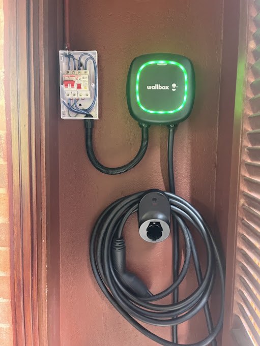 Instalación de cargador Wallbox para vehículo eléctrico en Bogotá — AYG Electricistas