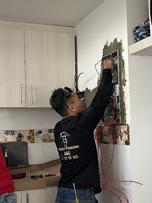 Instalación de tablero eléctrico en Bogotá — AYG Electricistas