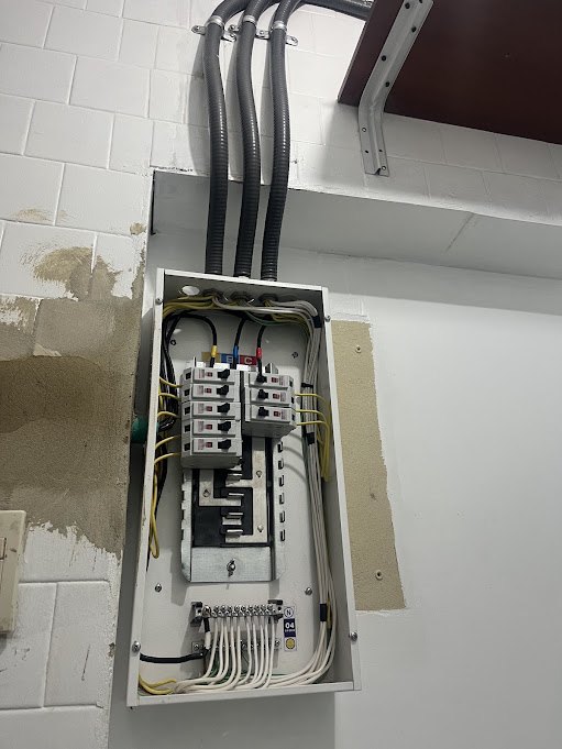 Instalación de tablero eléctrico en Bogotá — AYG Electricistas